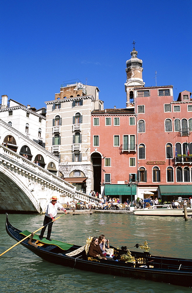 Gondola on the Grand Canal near the Rialto Bridge (Ponte di Rialto), Venice, UNESCO World Heritage Site, Veneto, Italy, Europe