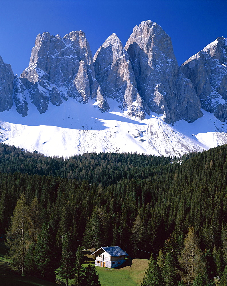 Farmhouse and mountian peaks with snow in the Dolomite (Dolomiti), Villnoss, Val di Funes, Trentino, Italy, Europe