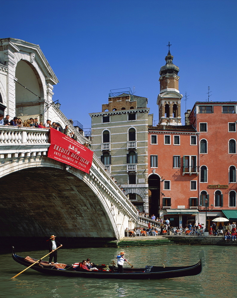 Gondola on the Grand Canal passing under the Rialto Bridge (Ponte di Rialto), Venice, UNESCO World Heritage Site, Veneto, Italy, Europe