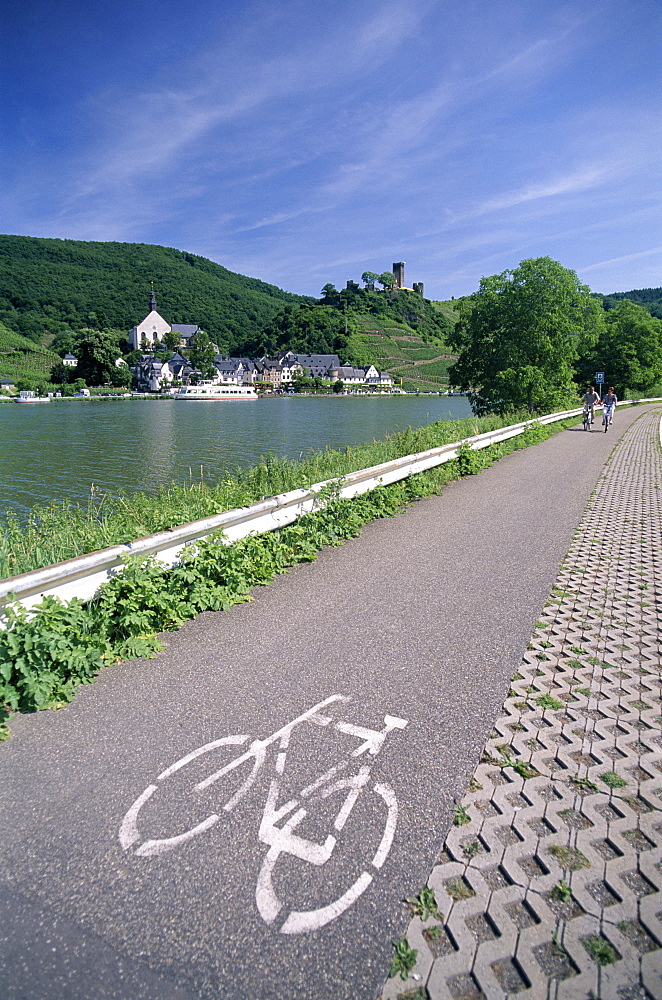 Cyclists of bicycle path, Beilstein, Rhineland, Mosel Valley, Germany, Europe