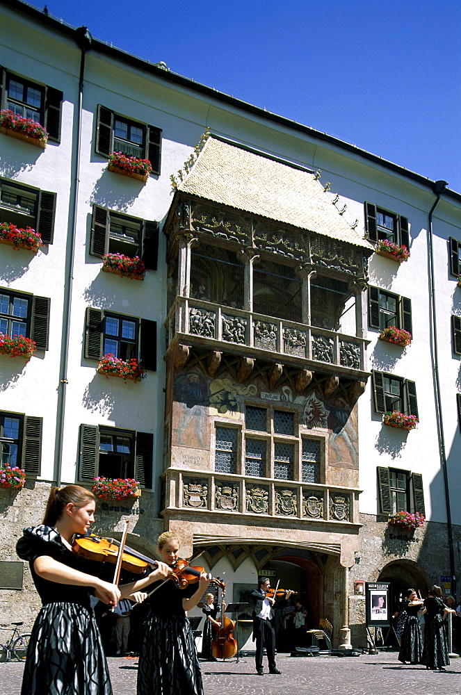 Musicians playing classical music, Golden Roof (Goldenes Dachl), Old Town (Altstadt), Innsbruck, Tirol (Tyrol), Austria, Europe