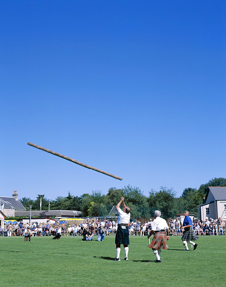 Tossing the caber, Highland Games, Highlands, Scotland, United Kingdom, Europe