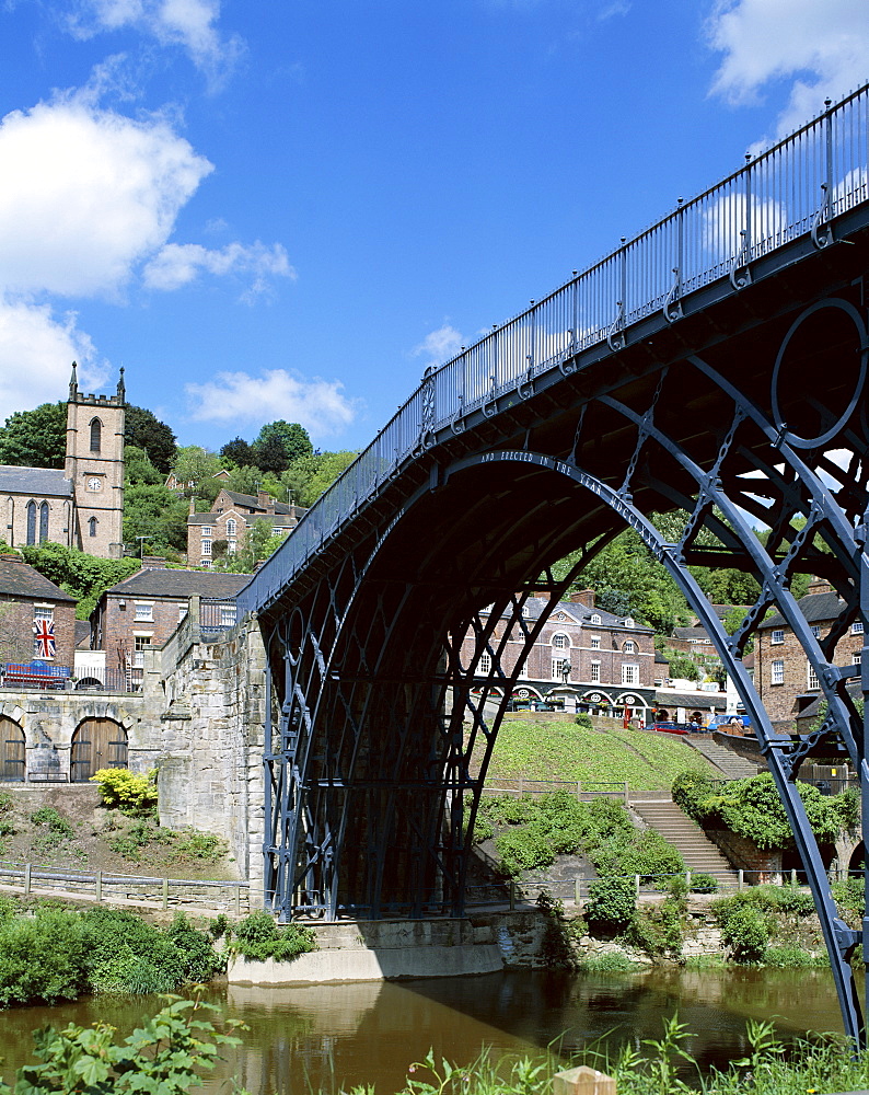 The worlds first iron structure built in 1779 by Abraham Darby, Iron Bridge, Ironbridge Gorge, UNESCO World Heritage Site, Shropshire, England, United Kingdom, Europe