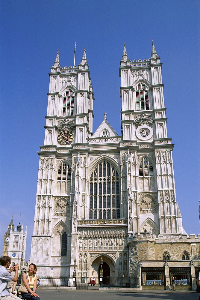 Tourist couple taking photo, Westminster Abbey, UNESCO World Heritage Site, London, England, United Kingdom, Europe