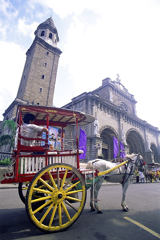 Calesa (horse drawn carriage) in front of Manila Cathedral in the Intramuros Historical District, Manila, Philippines, Southeast Asia, Asia