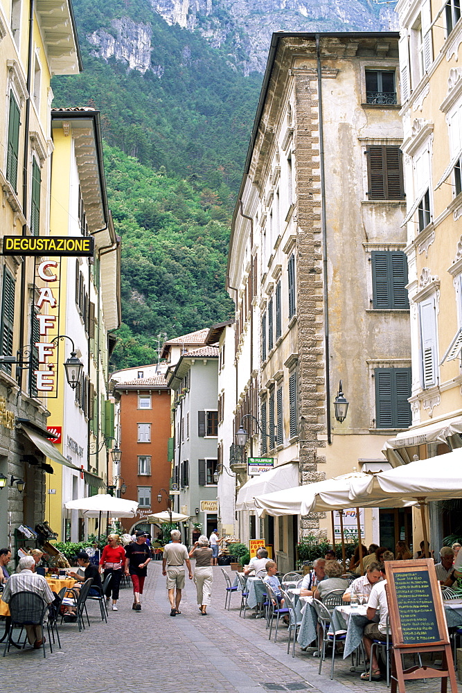 Outdoor cafes and restaurants, Riva del Garda, Lake Garda, Trentino-Alto Adige, Italy, Europe