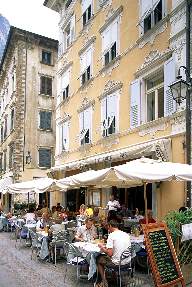 Outdoor cafes and restaurants, Riva del Garda, Lake Garda, Trentino-Alto Adige, Italy, Europe