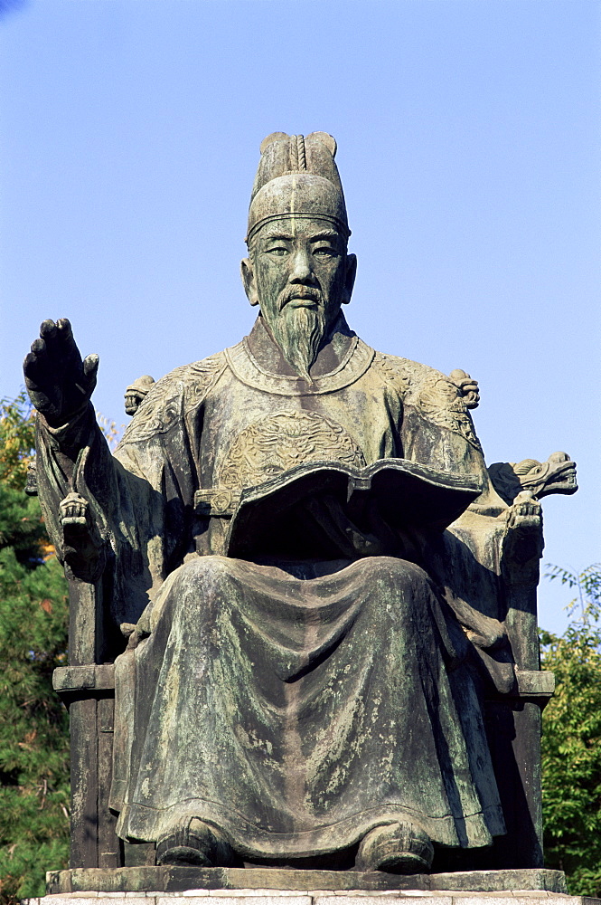 King Seongjong statue, Deoksugung Palace, Seoul, South Korea, Asia