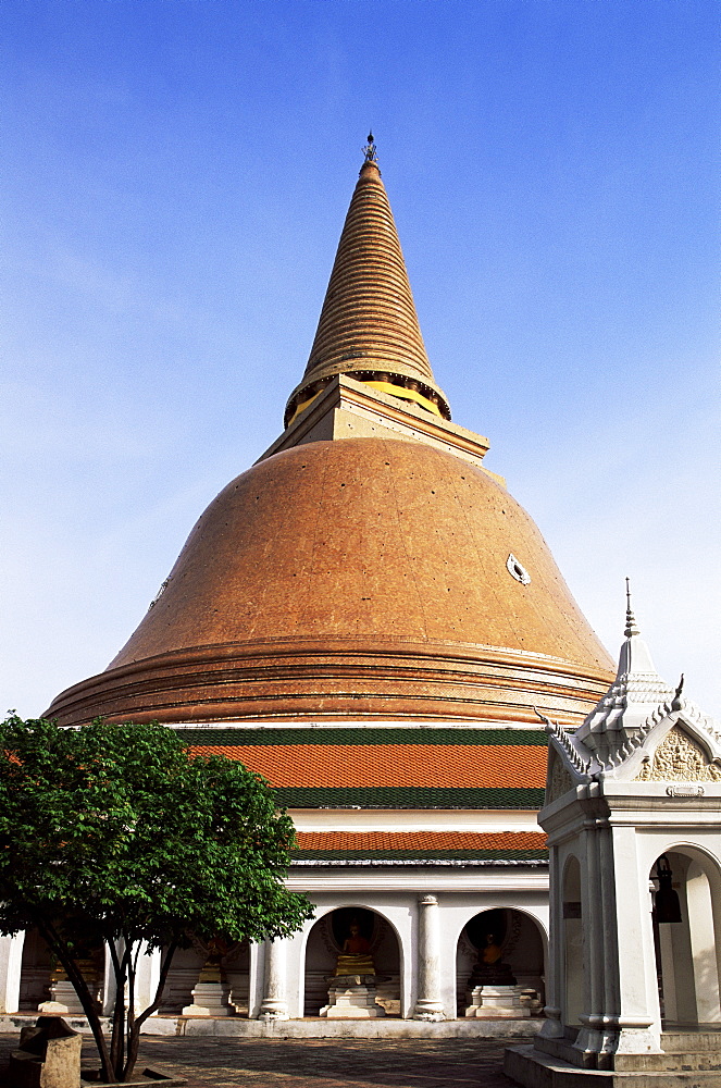 Nakhon Pathom Chedi, a 120 metre gold stupa, Nakhon Pathom, Thailand, Southeast Asia, Asia