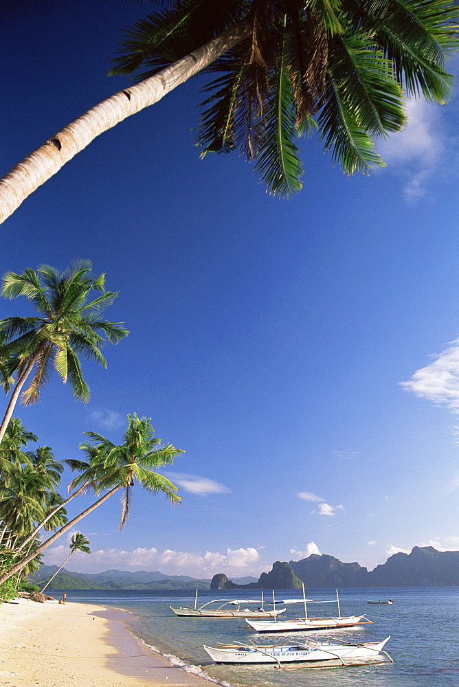 Outriggers on tropical beach, El Nido, Bascuit Bay, Palawan, Philippines, Southeast Asia, Asia