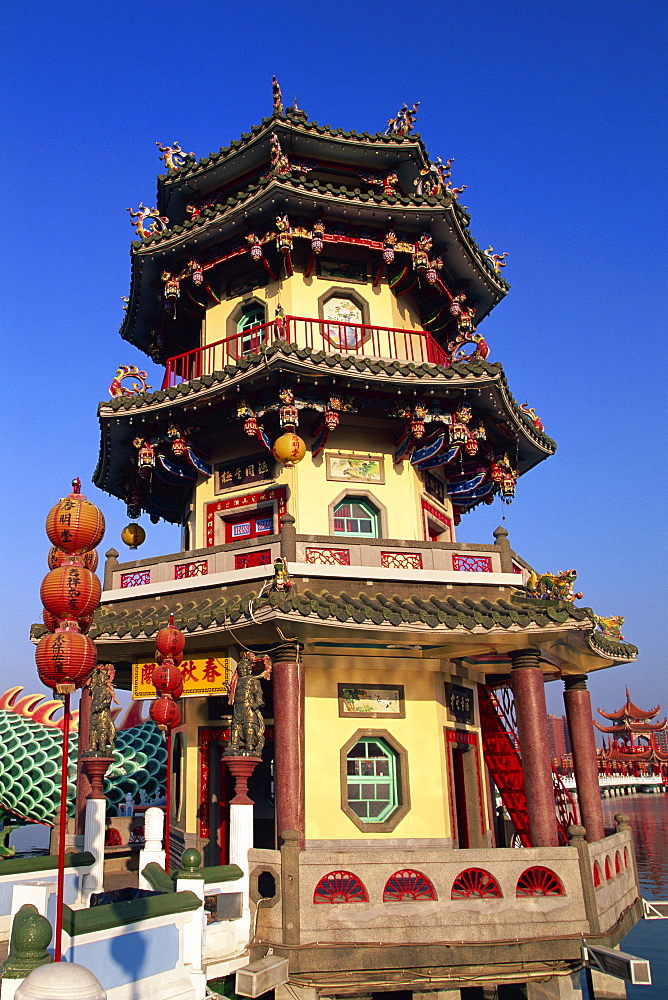 Spring and Autumn Pavilions, Lotus Lake, Kaohsiung, Taiwan, Asia