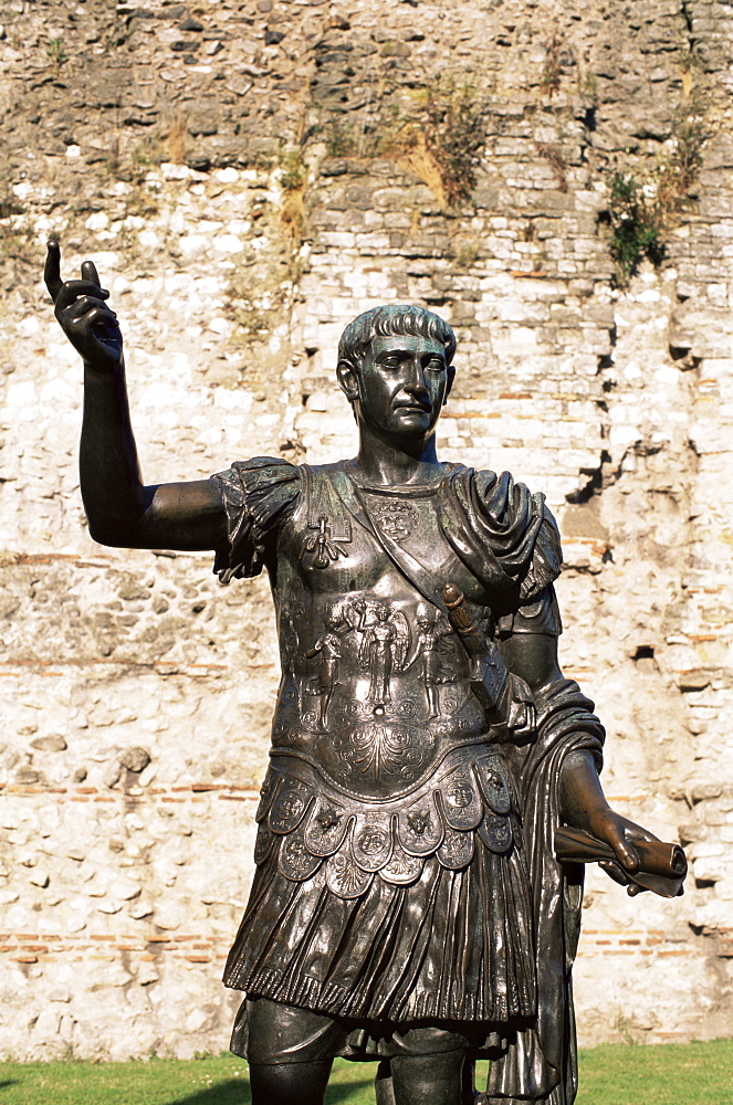 Roman statue at the Roman Wall of 200 AD near Tower of London, London, England, United Kingdom, Europe