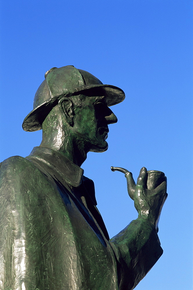 Sherlock Holmes statue in front of Baker Street Undergorund Station, London, England, United Kingdom, Europe