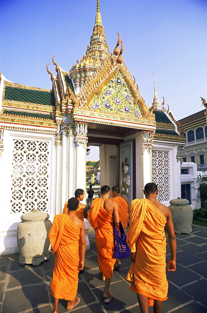 Monks entering the Grand Palace, Bangkok, Thailand, Southeast Asia, Asia