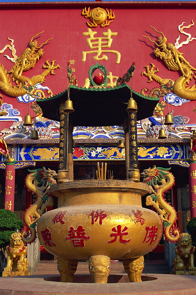 Incense urn, Ten Thousand Buddha Monastery Pagoda, a monastery housing over 12800 statues of the Buddha, Sha Tin, New Territories, Hong Kong, China, Asia