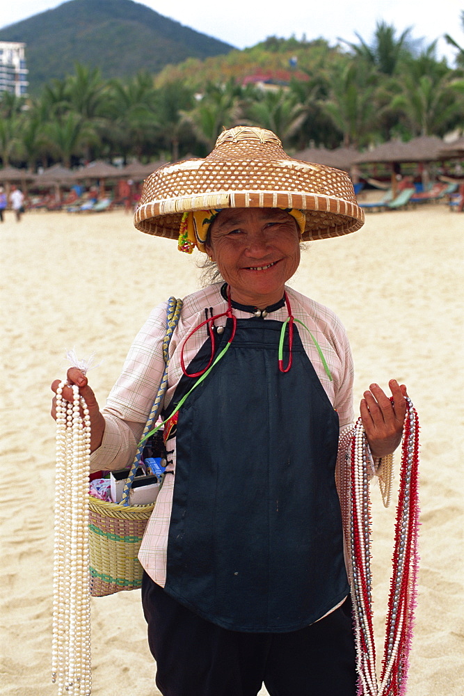 Pearl vendor, Dadonghai Beach, Sanya, Hainan Island, China, Asia