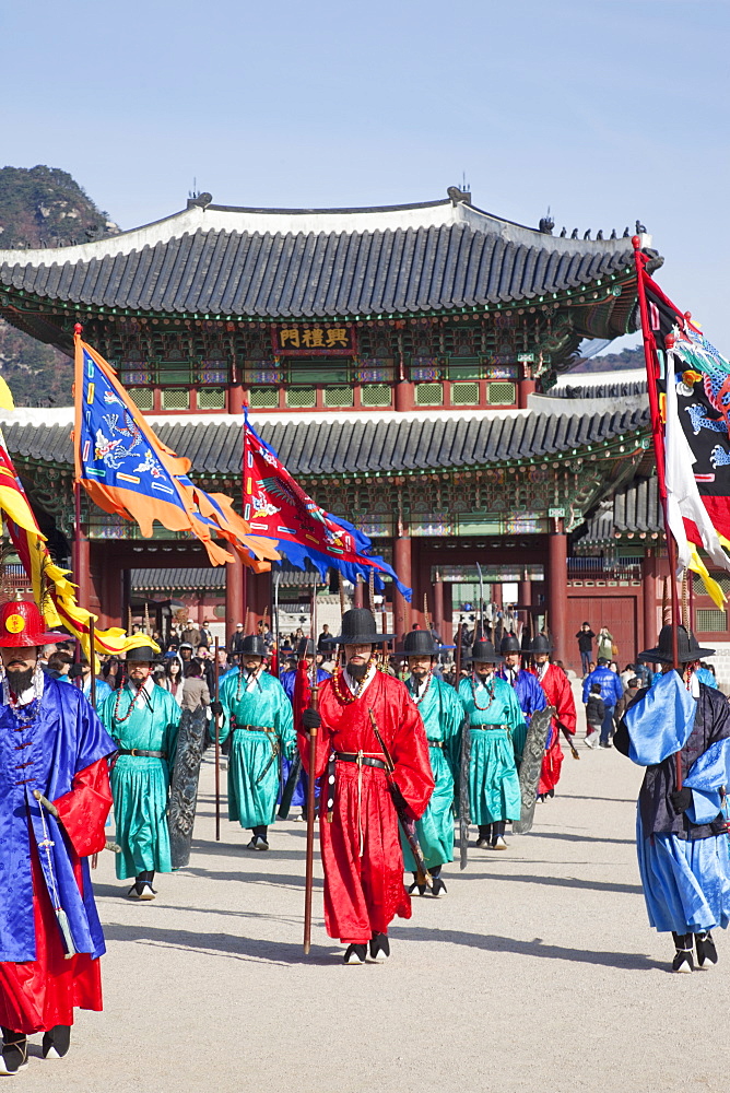 Ceremonial guards in traditional uniform, Gyeongbokgung Palace, Seoul, South Korea, Asia