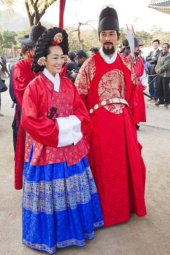 Re-enactment show of the king and queen strolling in the palace grounds, Gyeongbokgung Palace, Seoul, South Korea, Asia