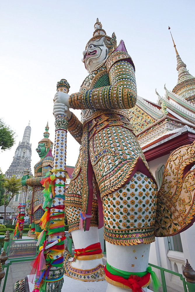 Statue, Wat Arun (Temple of the Dawn), Bangkok, Thailand, Southeast Asia, Asia