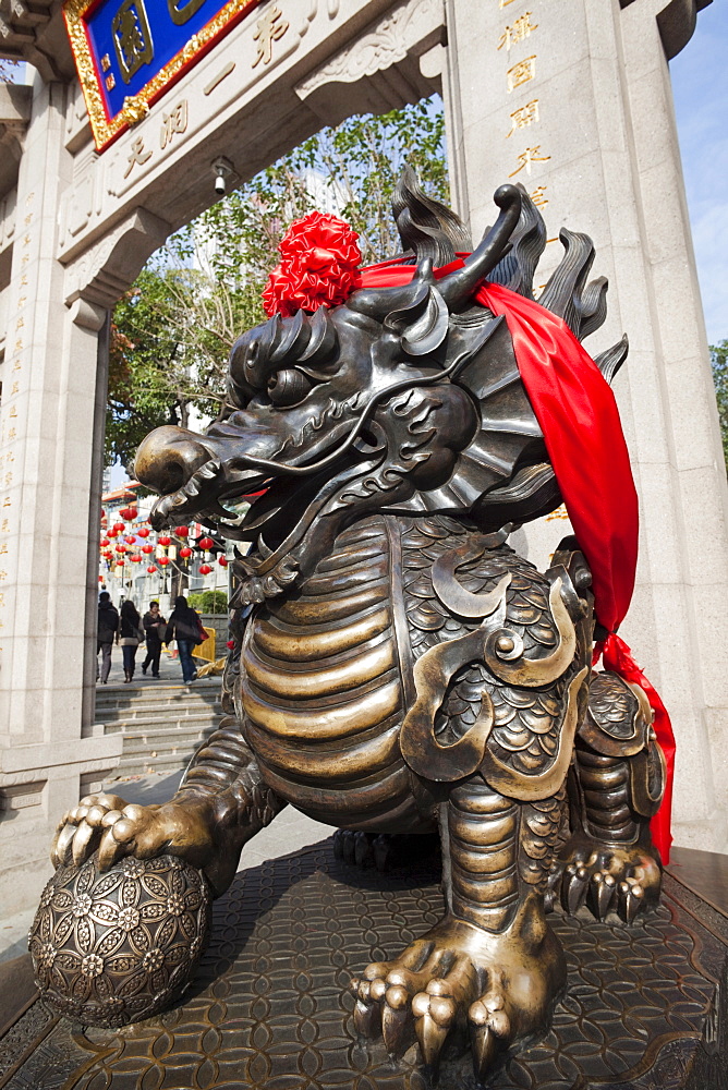 Bronze dragon statue, Wong Tai Sin Temple, Wong Tai Sin, Kowloon, Hong Kong, China, Asia