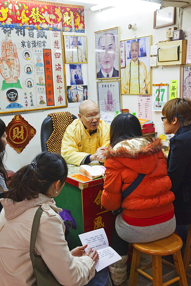 Fortune teller, Wong Tai Sin Temple, Wong Tai Sin, Kowloon, Hong Kong, China, Asia