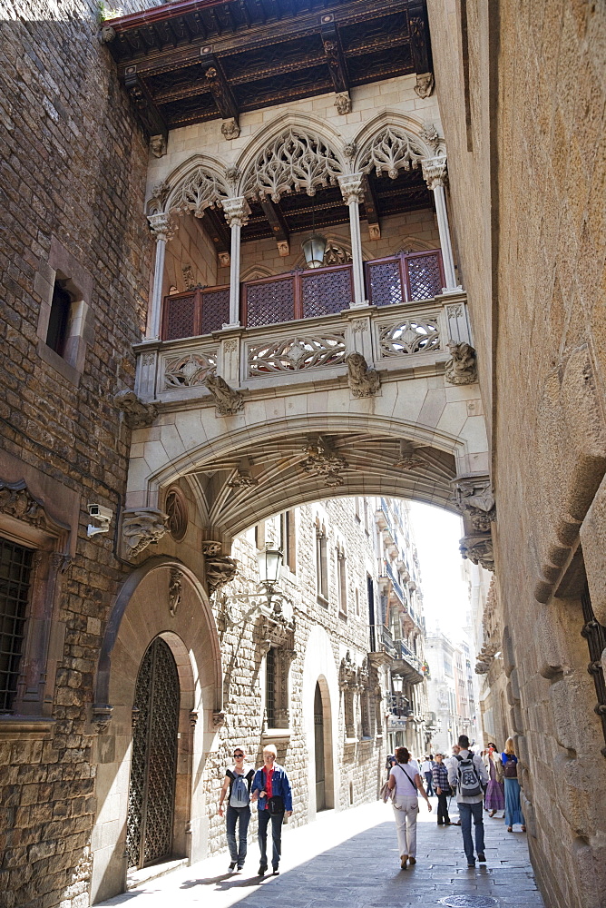 Bridge in Bishops Street, The Gothic Quarter, Barcelona, Catalonia, Spain, Europe