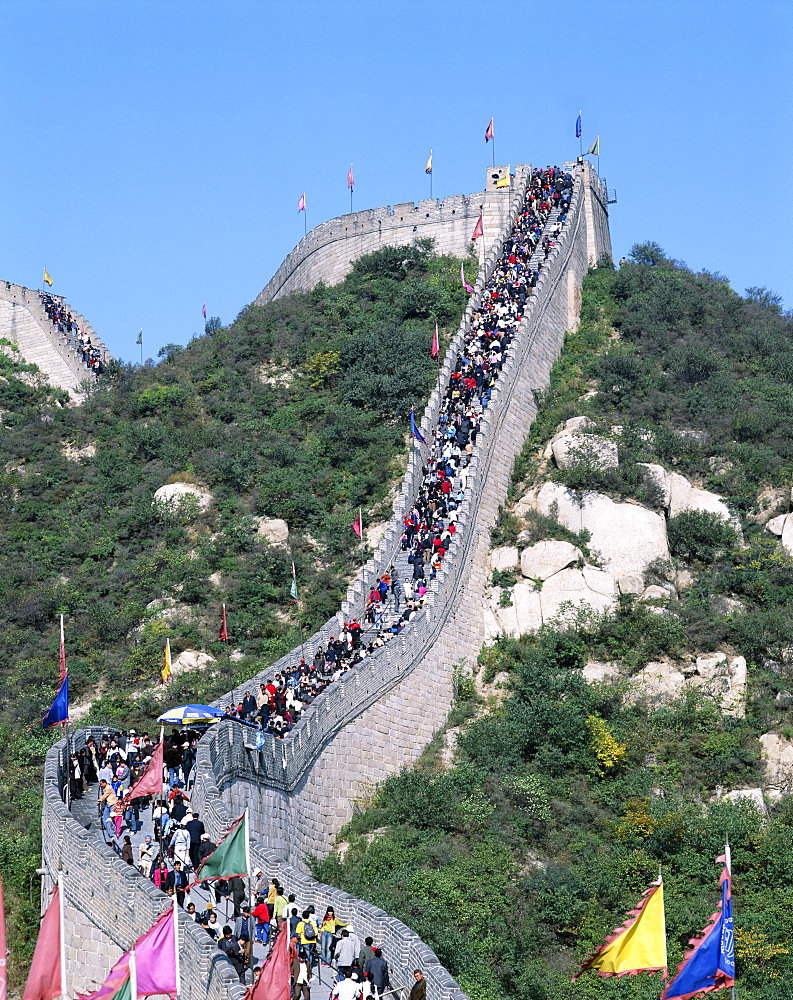 Crowds of people on the Great Wall at Shuiguan, UNESCO World Heritage Site, China, Asia