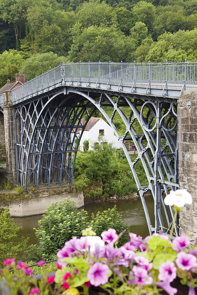 Ironbridge, the world's first iron structure dating from 1779, designed by Abraham Darby, Ironbridge Gorge, UNESCO World Heritage Site, River Severn, Shropshire, England, United Kingdom, Europe