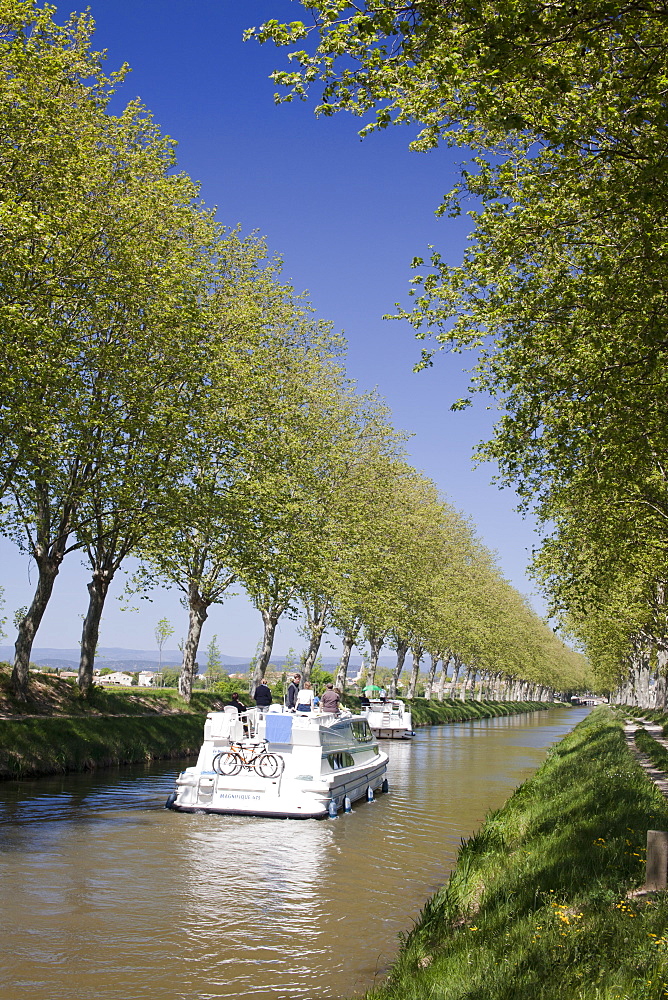 Barges on the Canal du Midi, UNESCO World Heritage Site, in spring, Languedoc-Roussillon, France, Europe.