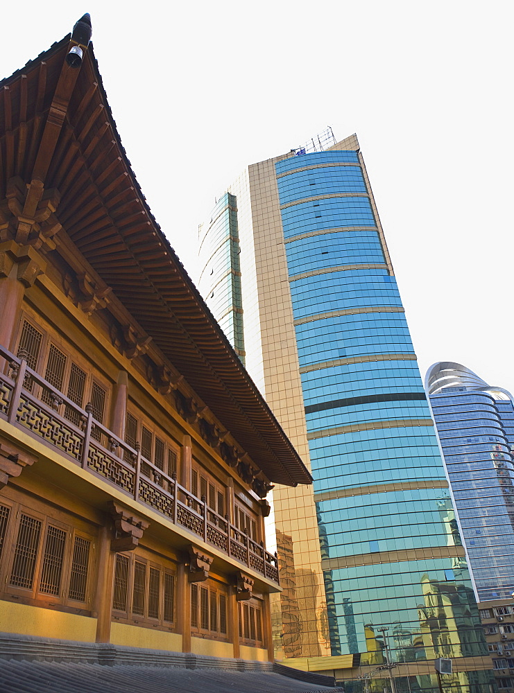 Traditional Chinese wooden architecture next to modern Chinese glass and steel buildings, Shanghai, China, Asia