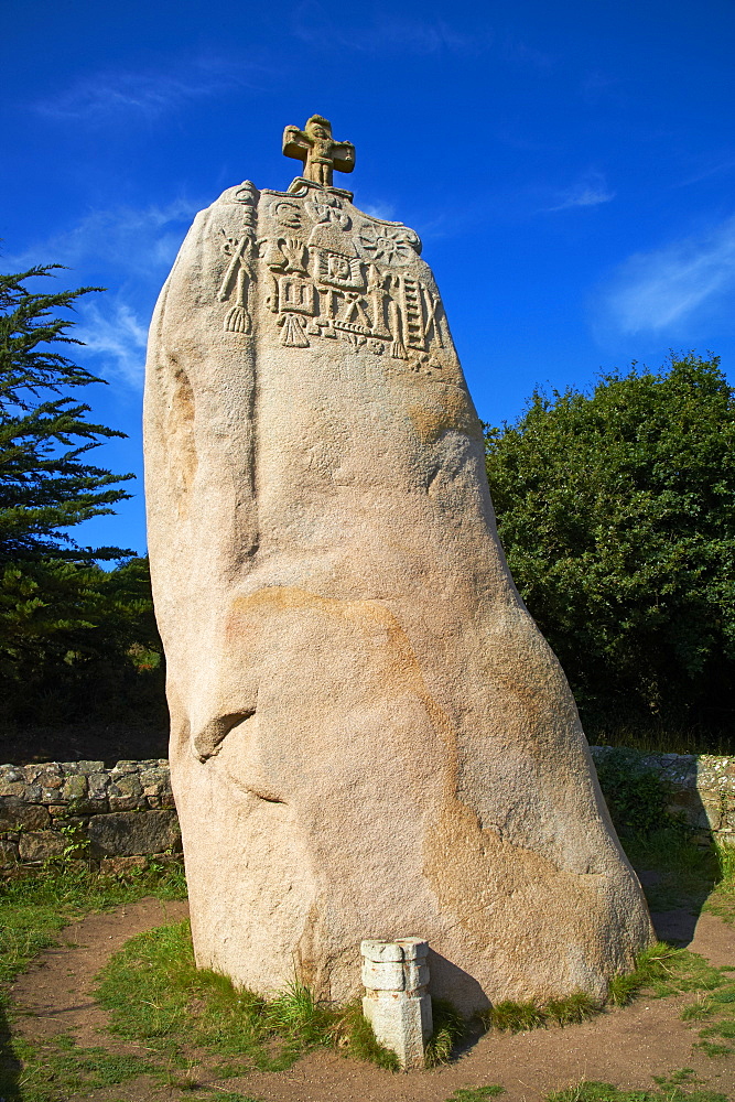 Saint Uzec standing stone, Menhir, Pleumeur Bodou, Cotes d'Armor, Brittany, France, Europe