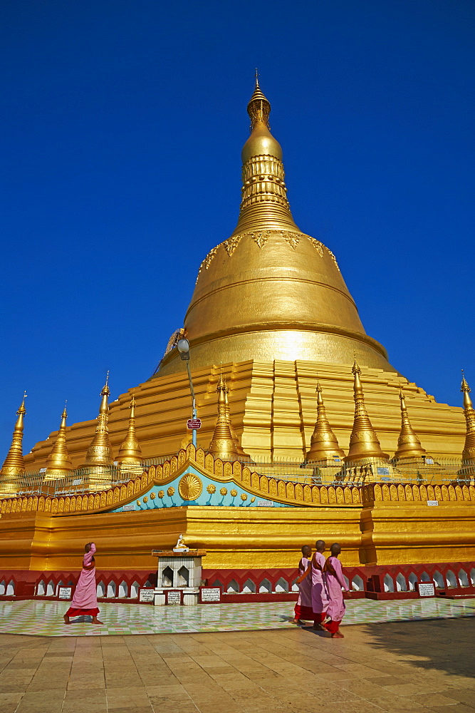 Nuns, Shwemawdaw Pagoda, Bago (Pegu), Myanmar (Burma), Asia