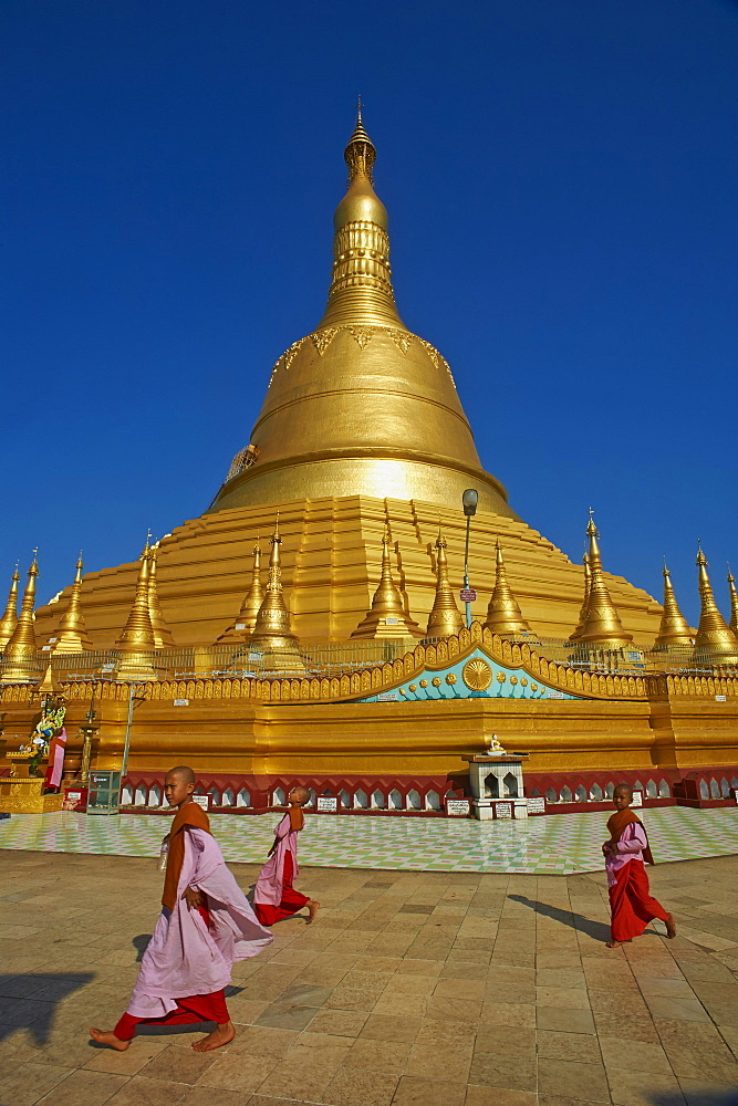 Nun, Shwemawdaw Pagoda, Bago (Pegu), Myanmar (Burma), Asia