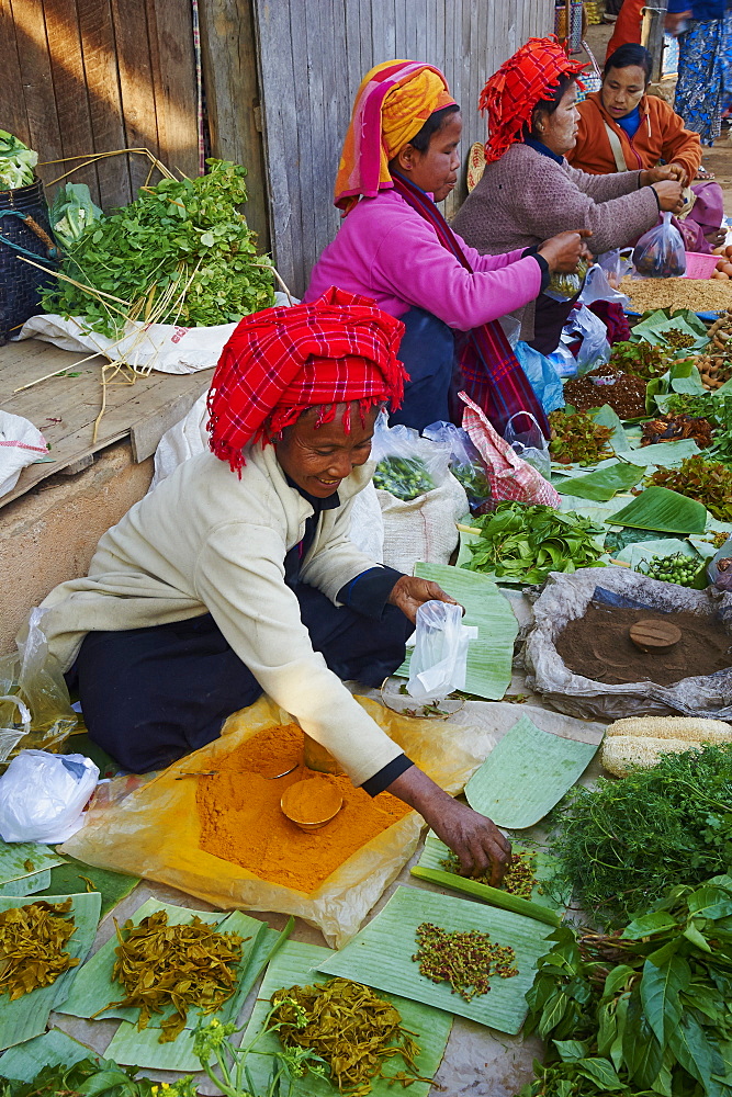 Market day, Paya Phaung Daw Oo, Inle Lake, Shan State, Myanmar (Burma), Asia