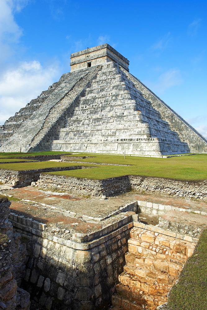 El Castillo pyramid (Temple of Kukulcan) in the ancient Mayan ruins of Chichen Itza, UNESCO World Heritage Site, Yucatan, Mexico, North America