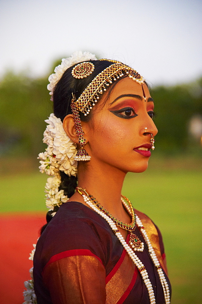 Traditional dancer, Mamallapuram (Mahabalipuram), Tamil Nadu, India, Asia