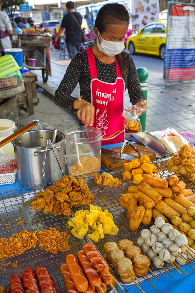 Street food on Phetchaburi Road, Bangkok, Thailand, Southeast Asia, Asia