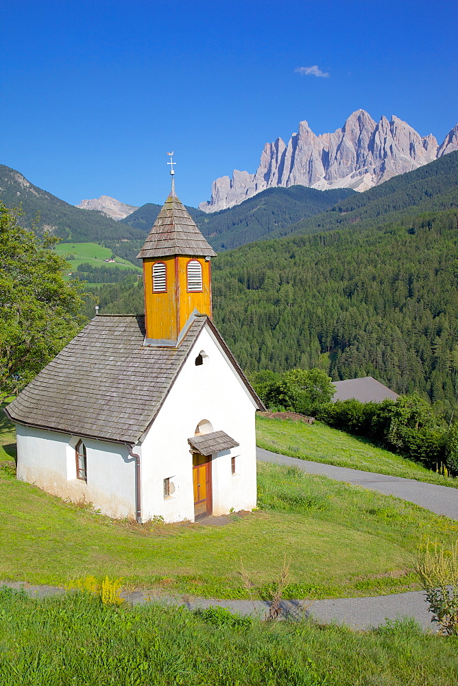 Church, Val di Funes, Bolzano Province, Trentino-Alto Adige/South Tyrol, Italian Dolomites, Italy, Europe