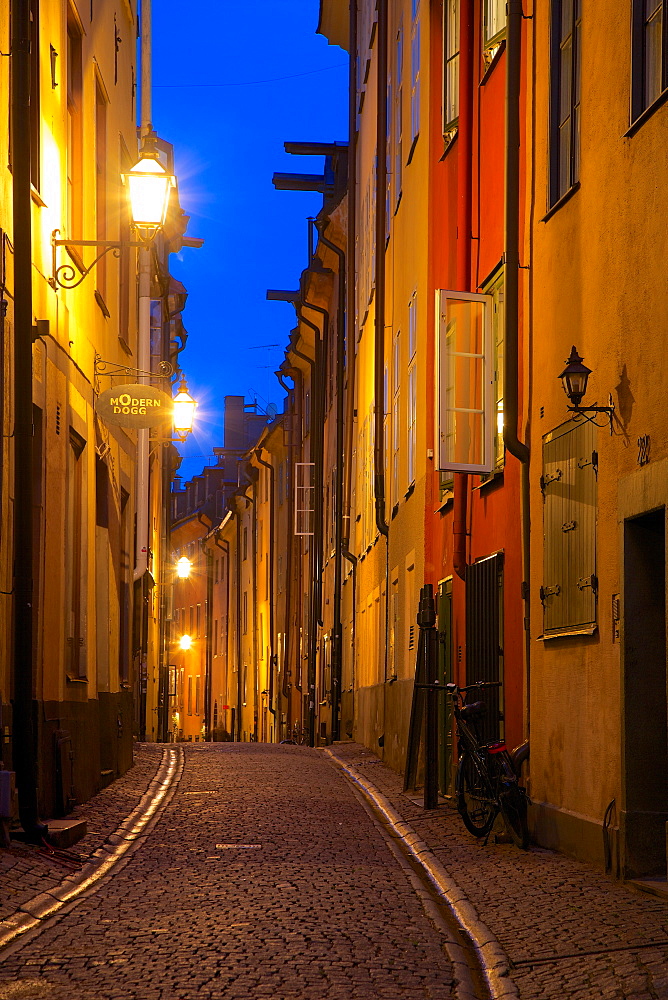 Narrow street at dusk, Gamla Stan, Stockholm, Sweden, Scandinavia, Europe