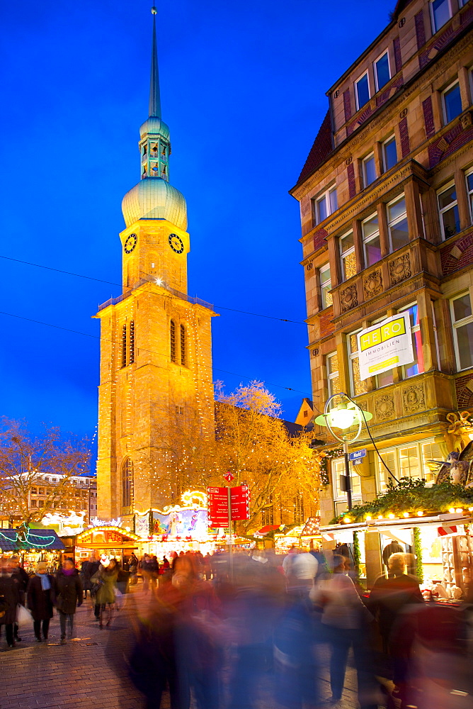 St. Reinoldi Church and Christmas Market at dusk, Dortmund, North Rhine-Westphalia, Germany, Europe