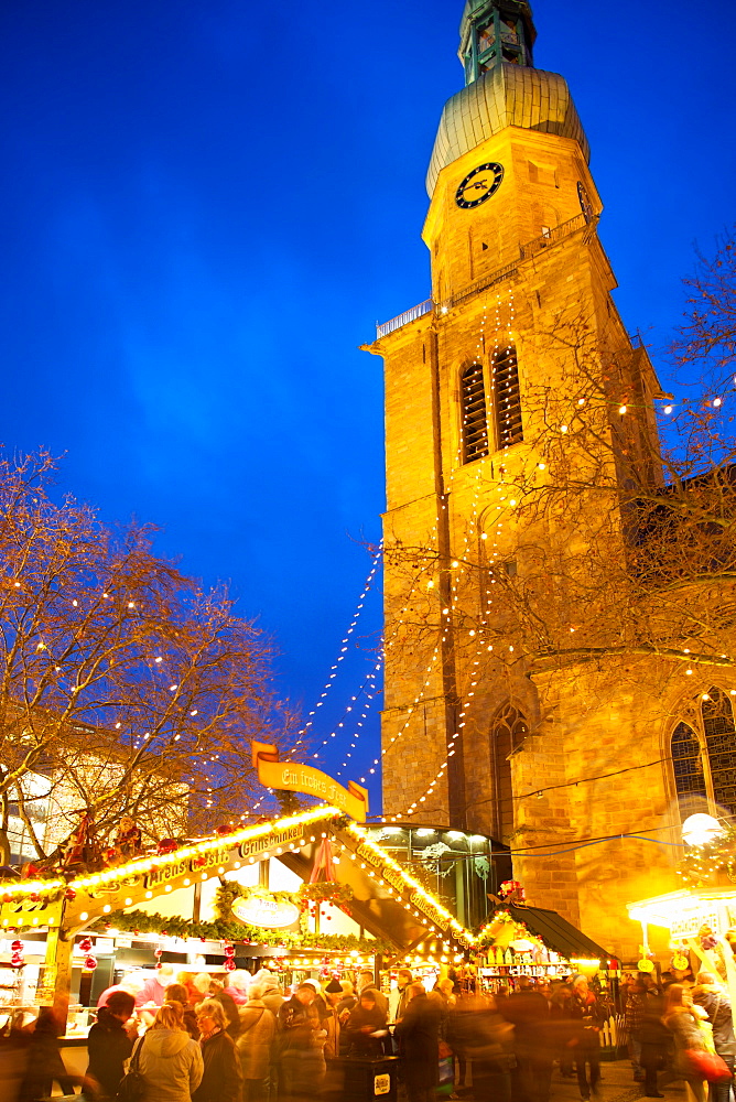 St. Reinoldi Church and Christmas Market at dusk, Dortmund, North Rhine-Westphalia, Germany, Europe