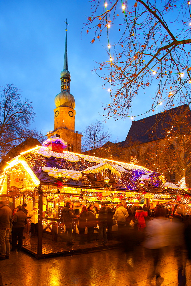 St. Reinoldi Church and Christmas Market at dusk, Dortmund, North Rhine-Westphalia, Germany, Europe