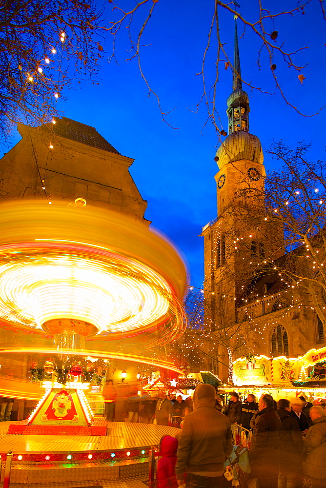 St. Reinoldi Church and Christmas Market at dusk, Dortmund, North Rhine-Westphalia, Germany, Europe