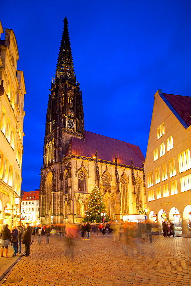 View of St. Lambert's Church and Prinzipalmarkt at Christmas, Munster, North Rhine-Westphalia, Germany, Europe