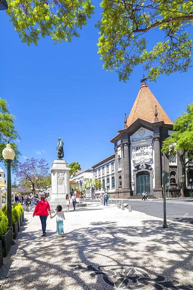 View of statue of Joao Goncalves Zarco and Banco de Portugal, Funchal, Madeira, Portugal, Atlantic, Europe