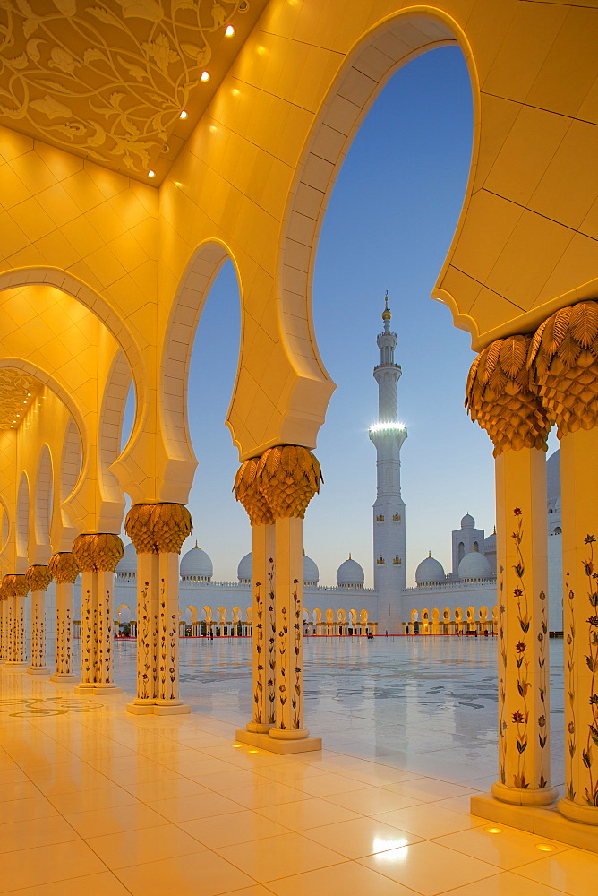 Sheikh Zayed Bin Sultan Al Nahyan Mosque at dusk, Abu Dhabi, United Arab Emirates, Middle East 