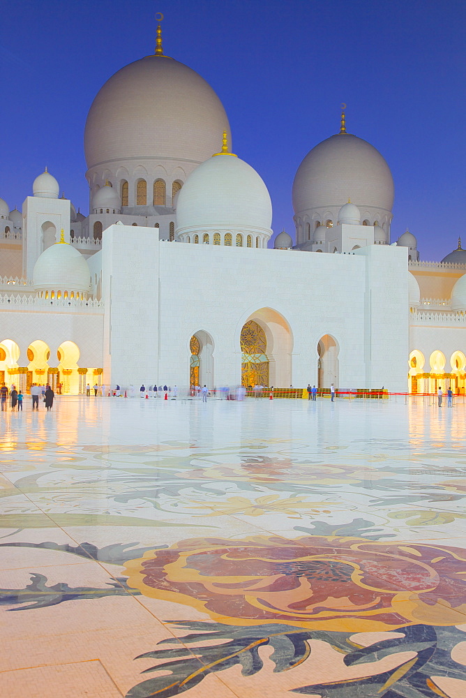 Sheikh Zayed Bin Sultan Al Nahyan Mosque at dusk, Abu Dhabi, United Arab Emirates, Middle East 