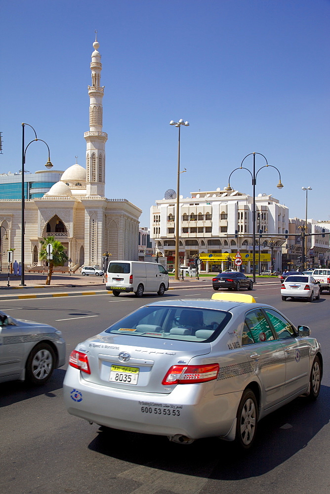 Mosque on Zayed Bin Sultan Street, Al Ain, Abu Dhabi, United Arab Emirates, Middle East