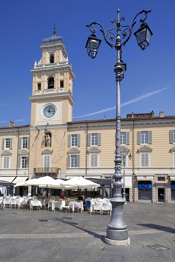 Cafe on the Piazza Garibaldi and Palazzo Del Govenatore, Parma, Emilia Romagna, Italy, Europe