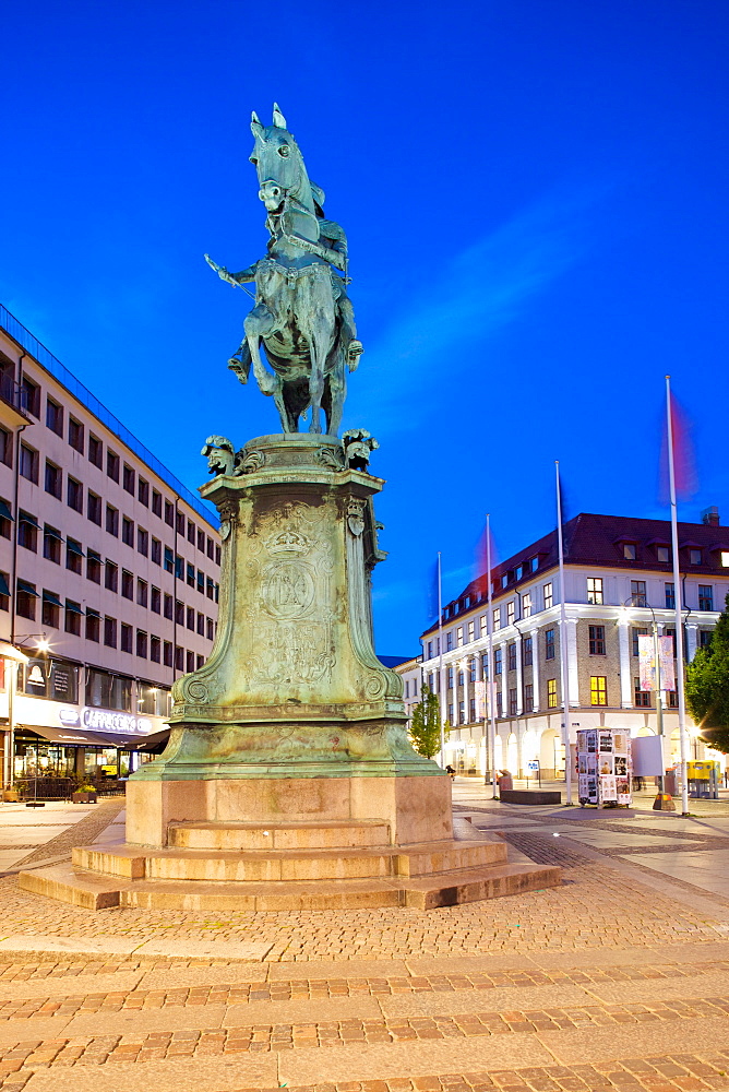 Statue on Ostra Larmgatan at dusk, Gothenburg, Sweden, Scandinavia, Europe